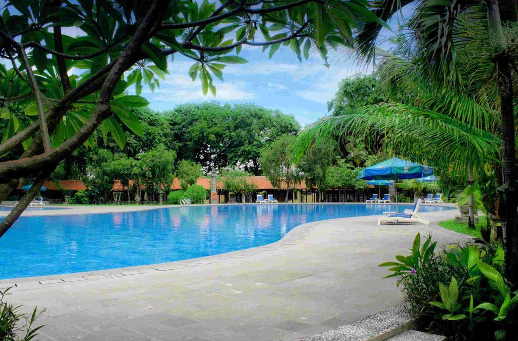Singgasana Hotel Surabaya Exterior photo