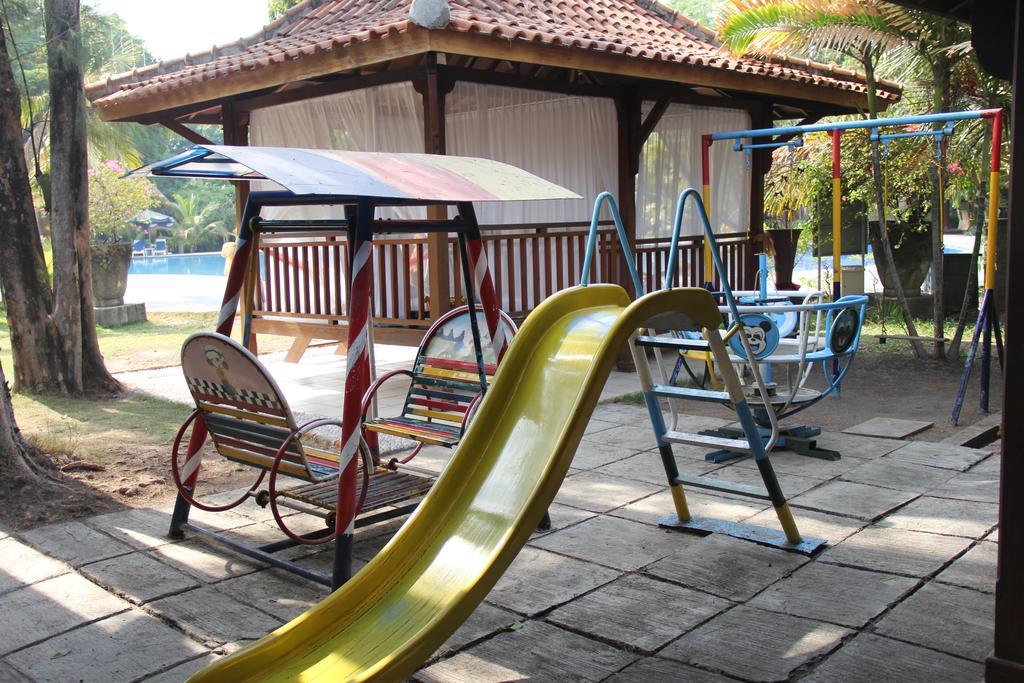 Singgasana Hotel Surabaya Exterior photo