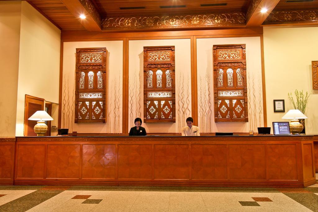 Singgasana Hotel Surabaya Exterior photo