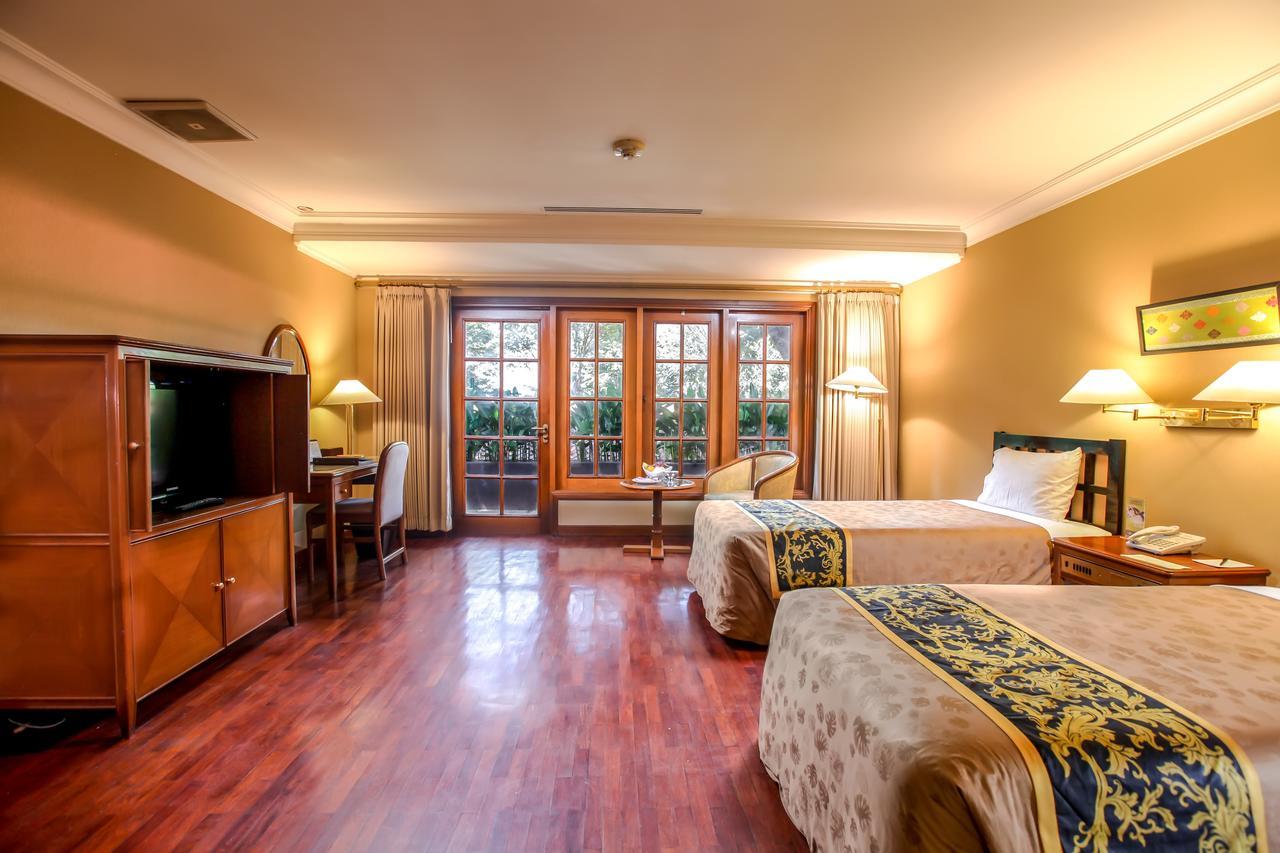 Singgasana Hotel Surabaya Exterior photo