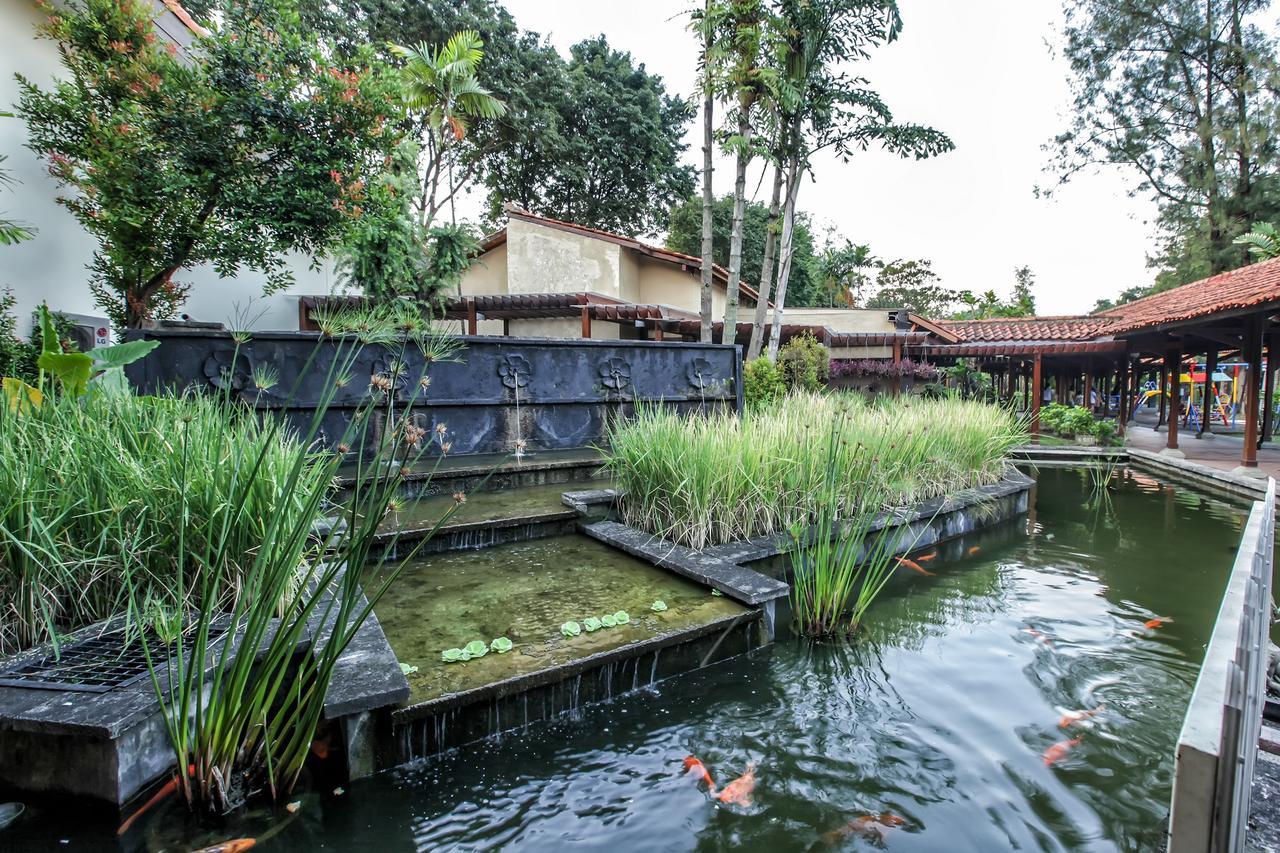 Singgasana Hotel Surabaya Exterior photo